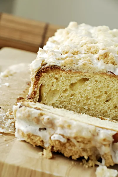 Yeast cake with crumble — Stock Photo, Image