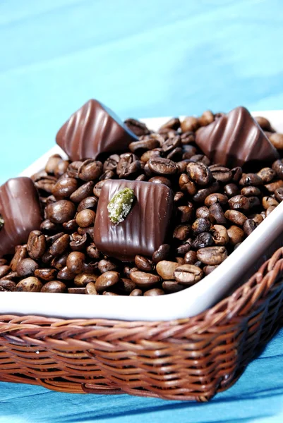 Κόκκους καφέ με τις σοκολάτες — Φωτογραφία Αρχείου