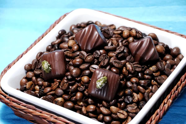 Granos de café con chocolates Imagen de stock