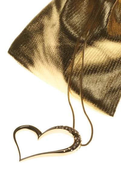 황금 심장 모양의 목걸이 화이트에 — 스톡 사진