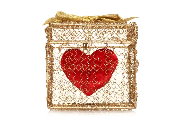 红色的心在金色礼品盒 — 图库照片