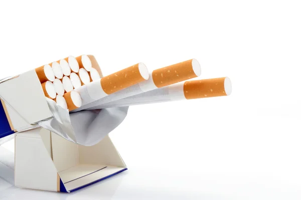 Caixa de cigarros sobre branco — Fotografia de Stock