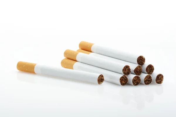 Cigaretta felett fehér háttér — Stock Fotó