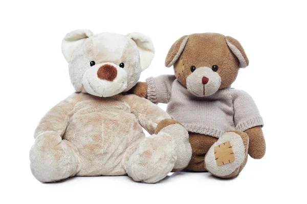 Dois ursos Teddy abraçando um ao outro — Fotografia de Stock