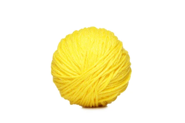 Palla di filato giallo su bianco — Foto Stock