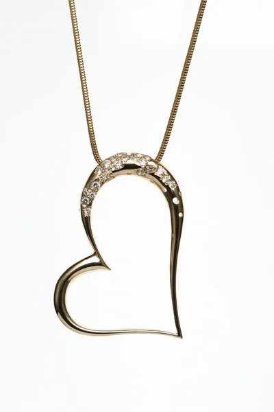Золотое ожерелье в форме сердца — стоковое фото