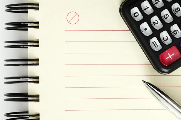 Notebook con pluma y calculadora — Foto de Stock