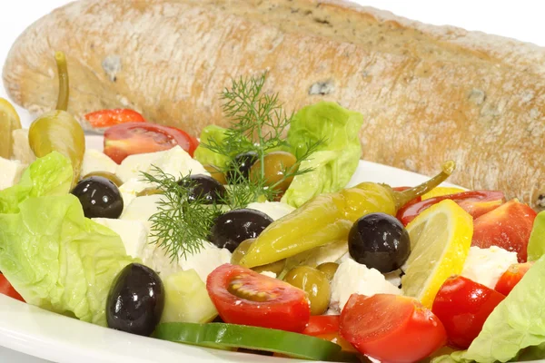 Griechischer Salat mit Brot — Stockfoto