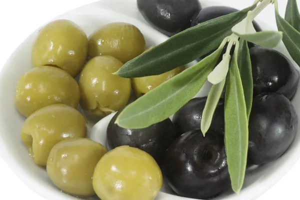 Oliven mit Blättern — Stockfoto