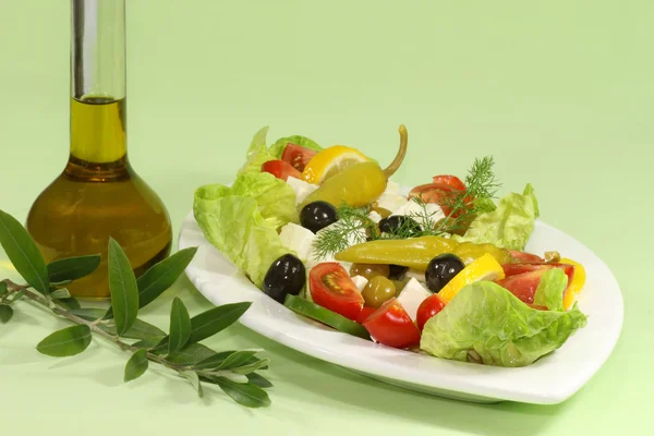 Salat mit Olivenöl — Stockfoto