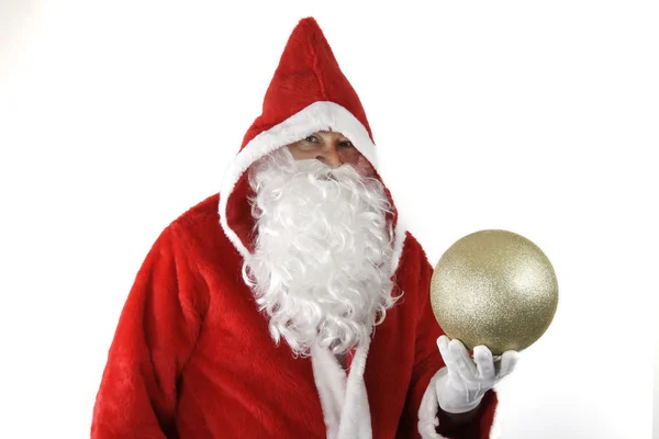 Weihnachtsmann mit goldener Weihnachtskugel — Stockfoto
