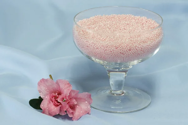 Pink bath salts with blossom — Stock Photo, Image