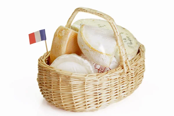 바구니에 치즈 프랑스 — 스톡 사진