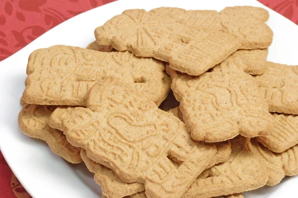 Galletas especiadas de Navidad en un plato — Foto de Stock