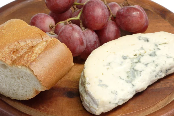 ブドウを持つ鋳型チーズ — ストック写真