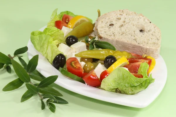 Салат з оливками — стокове фото