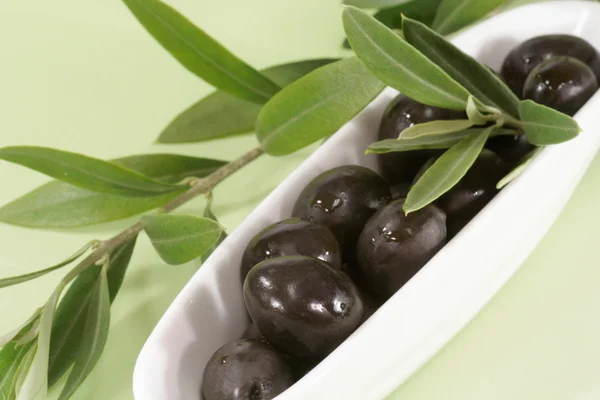 Černé olivy s pobočkou — Stock fotografie