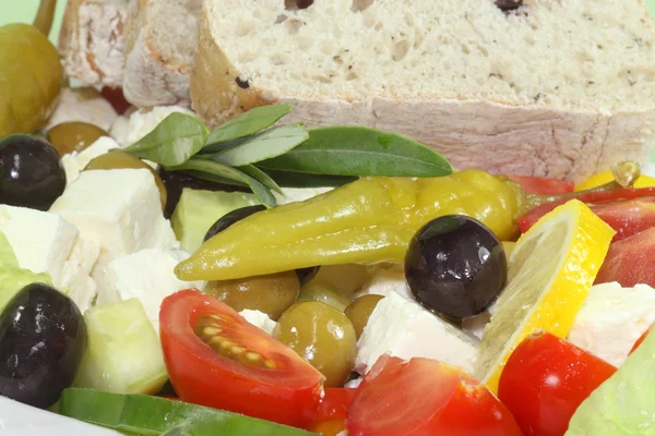 Salat mit Feta und Oliven — Stockfoto