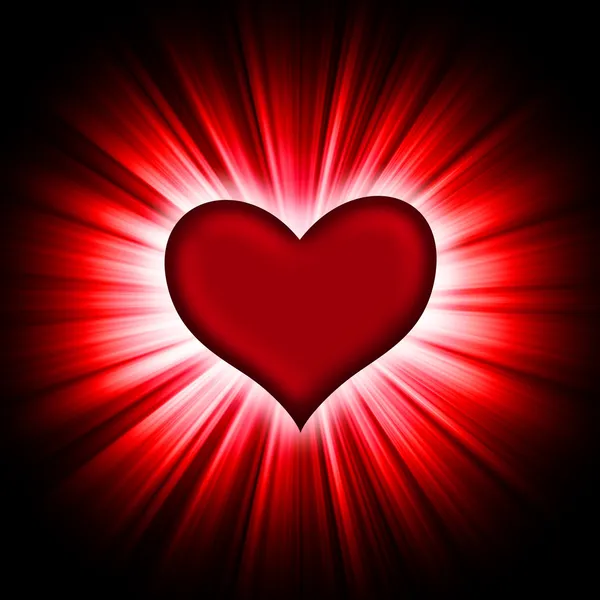Красное сердце с лучами на черном — стоковое фото
