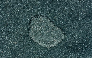 bir delikle asfalt