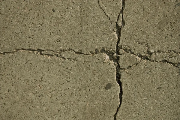 Тріщини в бетонних плитах — стокове фото