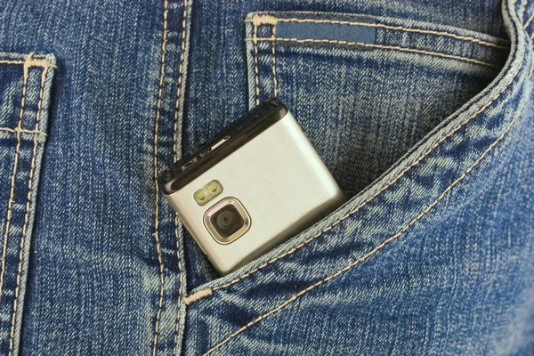 Telefone no seu bolso jeans — Fotografia de Stock