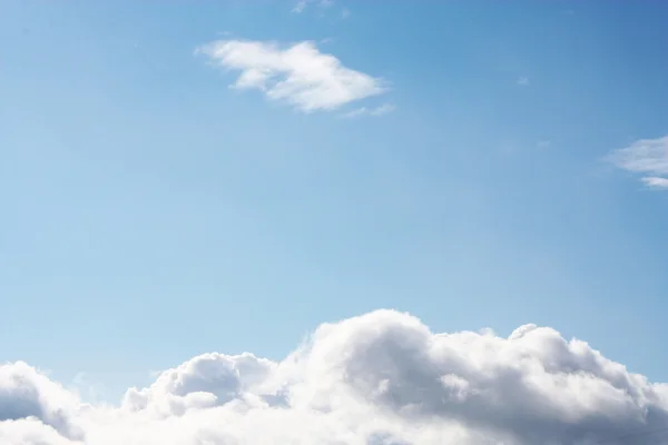 Himmel mit einer sanften Wolke — Stockfoto