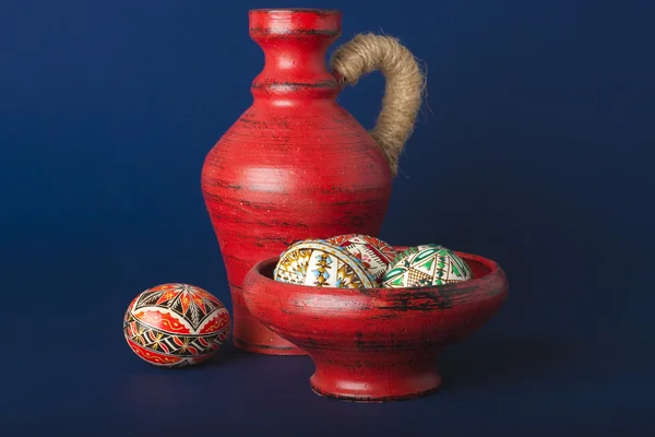 Målade påskägg i röd keramik — Stockfoto