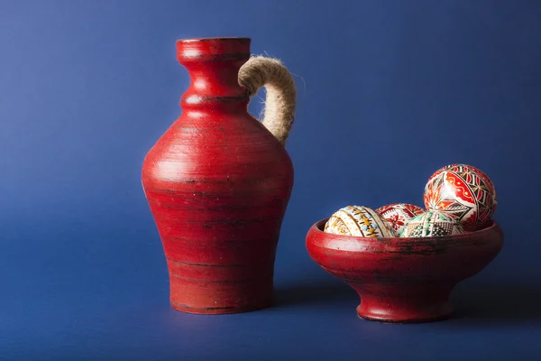Œufs de Pâques peints en poterie rouge Photos De Stock Libres De Droits