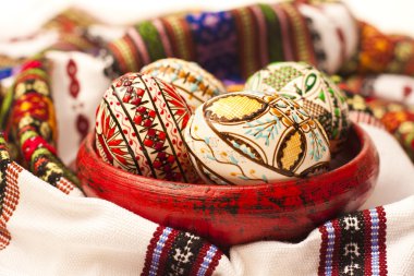 Kil çömlek üzerinde boyalı Paskalya yumurtaları