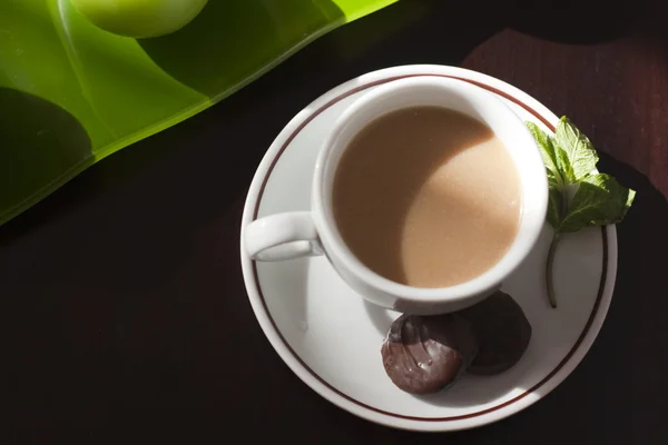 Tazza di caffè con caramelle al cioccolato alla menta — Foto Stock