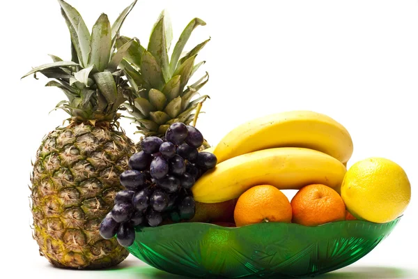 Frutas frescas sobre fondo blanco Fotos de stock libres de derechos