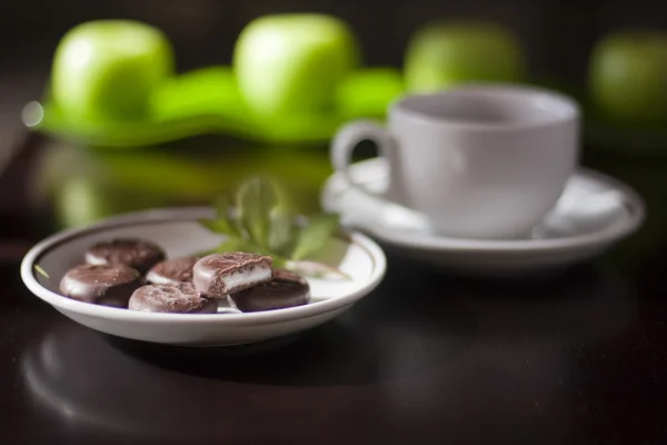 민트 초콜릿 사탕과 커피 머그컵 스톡 이미지