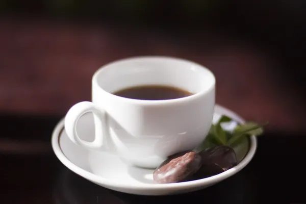 Koffiemok met mint chocolade snoepjes Stockfoto