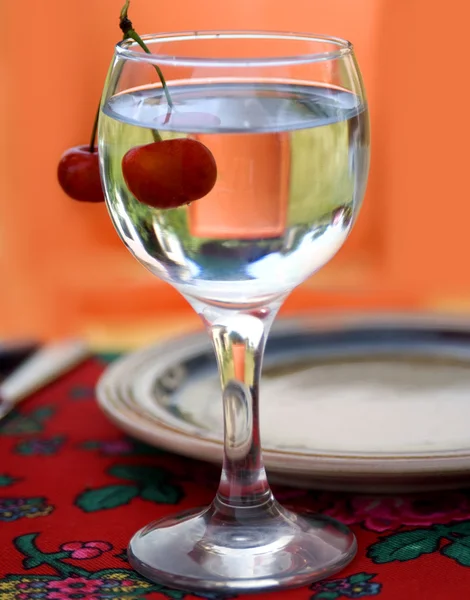 Zwei Kirschen im Wasserglas — Stockfoto