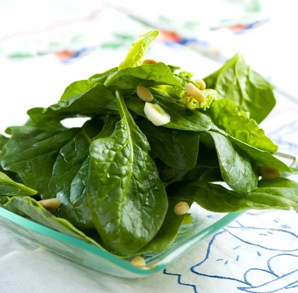 Ready spinach salad — Stock Photo, Image