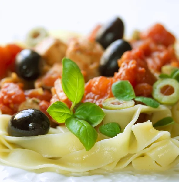 Tagliatelle with basil and olives — Stock Photo, Image