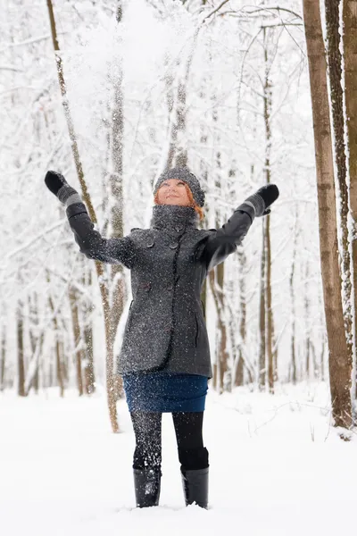 A téli erdő gyönyörű gyömbér hajú lány — Stock Fotó