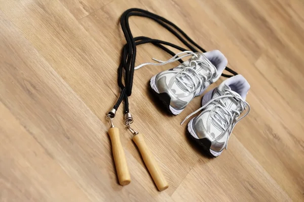 Fitness concept jumping rope and shoes — Stock Photo, Image