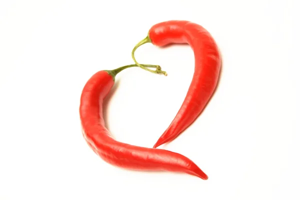 2 つの赤い唐辛子から心臓の形 — ストック写真