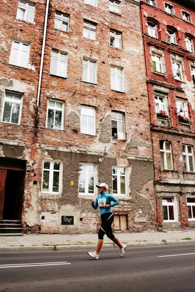 Mujer corriendo en maratón — Foto de Stock