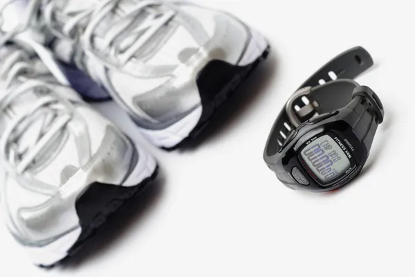 Reloj deportivo y par de zapatillas — Foto de Stock