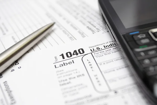 1040 formulário de declaração de imposto smartphone e caneta — Fotografia de Stock