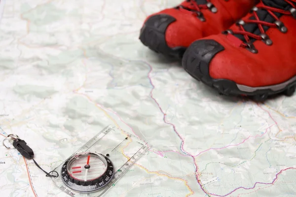 远足鞋和指南针在地图上 — 图库照片