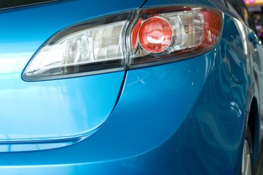 Modern kırmızı arka ışık mavi bir araba