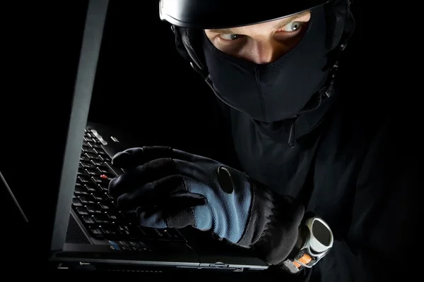 Homem e laptop roubando à noite — Fotografia de Stock