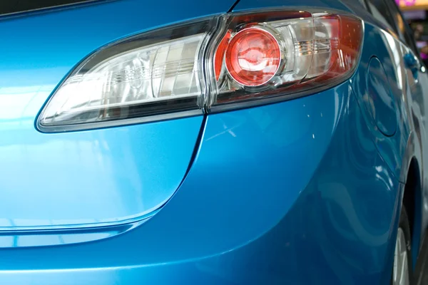 Moderna luce posteriore rossa di una macchina blu — Foto Stock