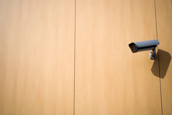 Камера наблюдения на стене снаружи — стоковое фото