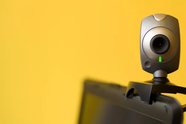 Веб-камера на ноутбуке смотрит на тебя — стоковое фото