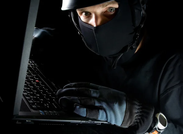 夜のラップトップ コンピューターの盗難 — ストック写真